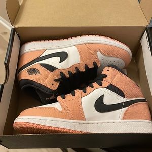 Air Jordan 1 mid in almost perfect condition only worn once